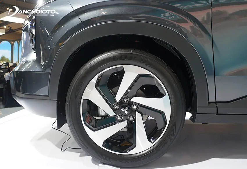 Bộ mâm Mitsubishi Xforce kích thước 18 inch cùng với đường kính lốp lớn