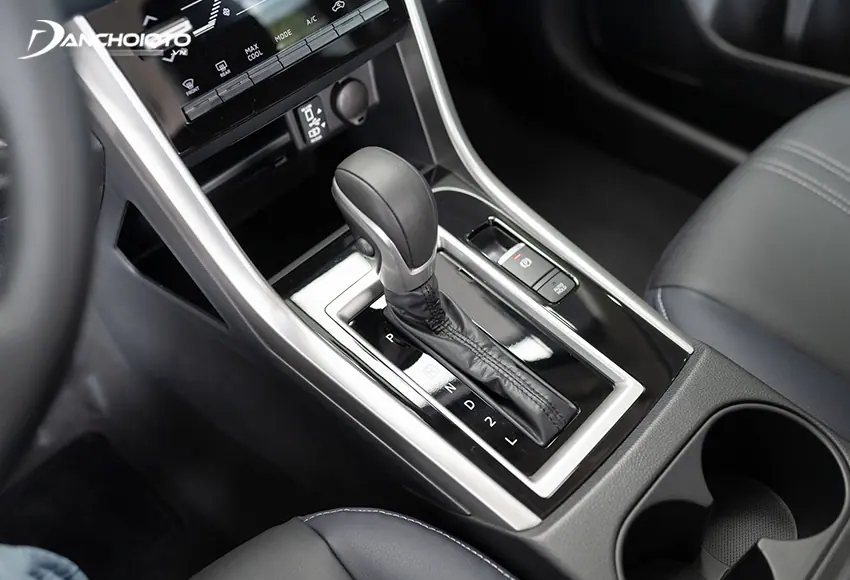 Cần số bọc da trên Mitsubishi Xpander 2024