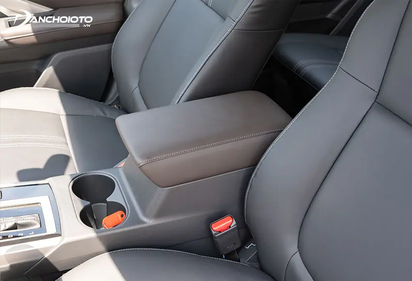 Mitsubishi Xpander 2024 trang bị bọc da thật cho phần taplo, ốp cửa, bệ tỳ tay