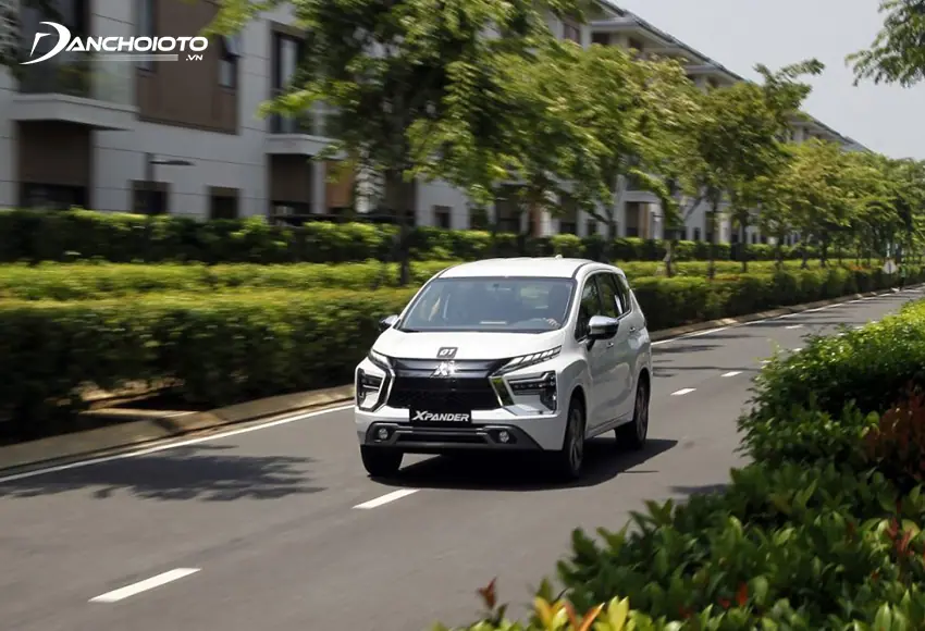 Vô lăng Mitsubishi Xpander 2024 trợ lực điện tốt cho phản hồi mặt đường khá thật