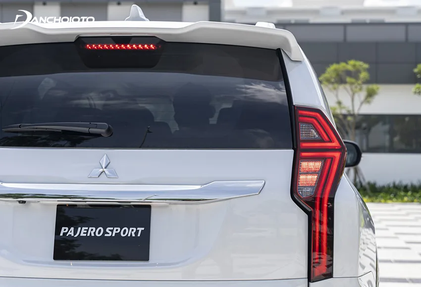 Cụm đèn hậu Pajero Sport 2020 được thiết kế lại hài hoà hơn trước