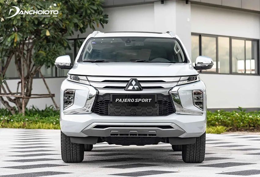 Đầu xe Mitsubishi Pajero Sport 2024 mạnh mẽ với ngôn ngữ thiết kế Dynamic Shield thế hệ thứ 2