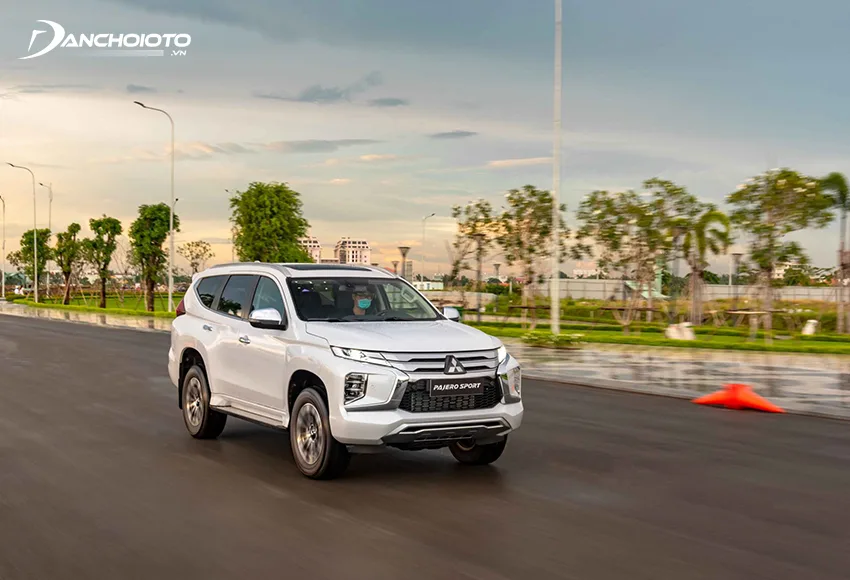Động cơ trên Mitsubishi Pajero Sport 2020 được tinh chỉnh với tỷ số nén hạ thấp giúp giảm độ rung động cơ, tăng công suất đồng thời tối ưu mức tiết kiệm nhiên liệu