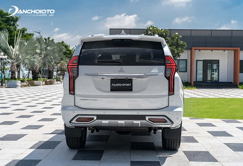 Đuôi xe Mitsubishi Pajero Sport 2024 có nhiều chi tiết nhỏ được tinh chỉnh lại bắt mắt hơn