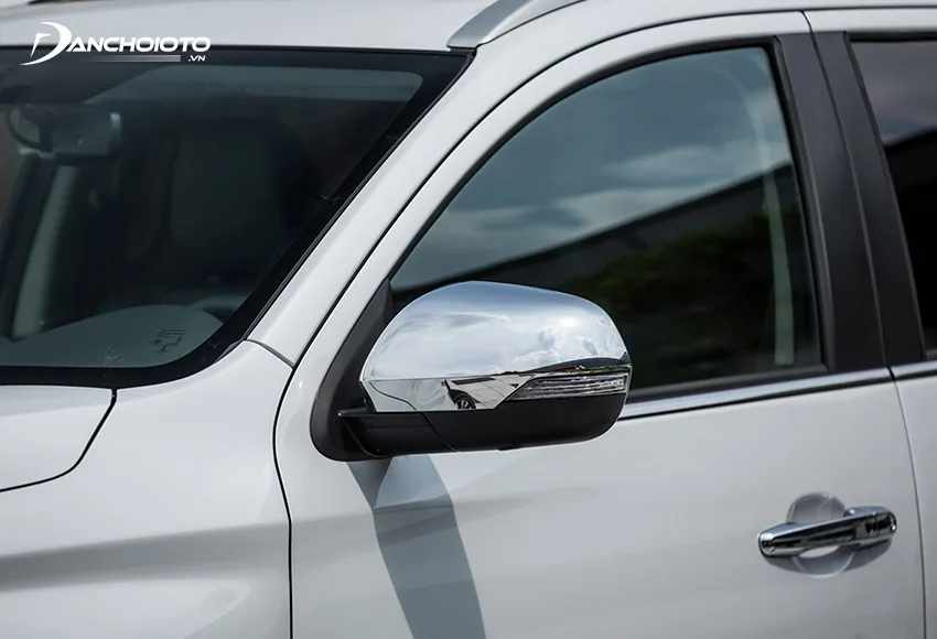 Gương xe Pajero Sport 2020 có đầy đủ các tính năng