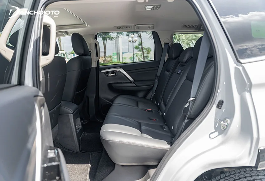 Hàng ghế thứ 2 Pajero Sport 2020 rộng rãi và thoải mái
