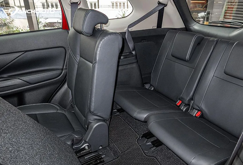 Hàng ghế thứ 3 của Outlander 2020 rộng hơn về khoảng duỗi chân và không gian trần so với một số đối thủ cùng phân khúc