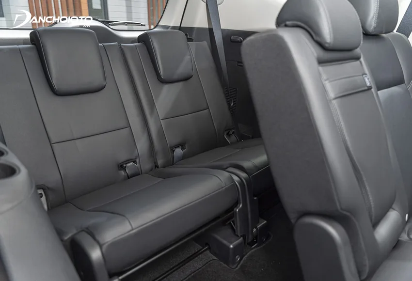 Hàng ghế thứ 3 Pajero Sport 2020 tương đối thoải mái so với các đối thủ khác trong phân khúc