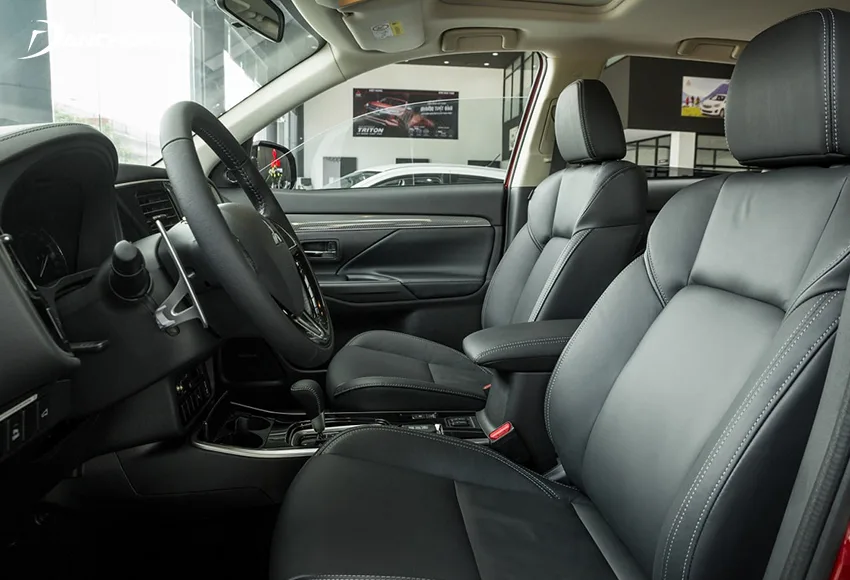 Hàng ghế trước Mitsubishi Outlander mặt đệm rộng, tựa lưng có độ ôm thân người ngồi
