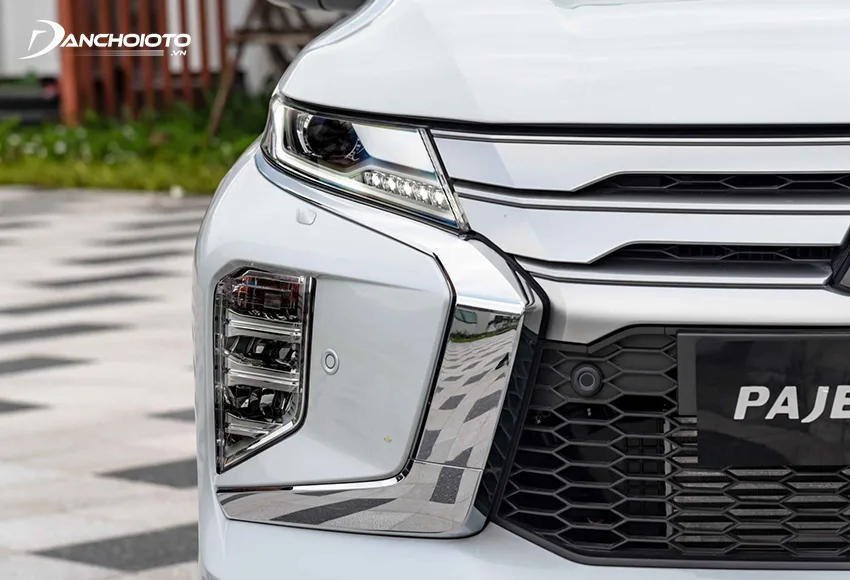 Hệ thống đèn Pajero Sport 2024 được trang bị đèn Bi-LED với nhiều tính năng mở rộng hiện đại
