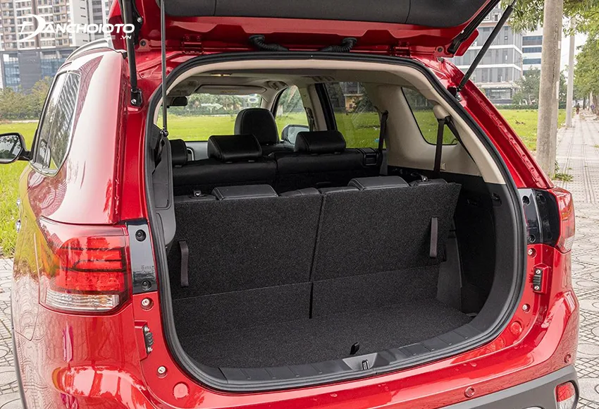 Khoang hành lý Outlander 2024 khá nhỏ