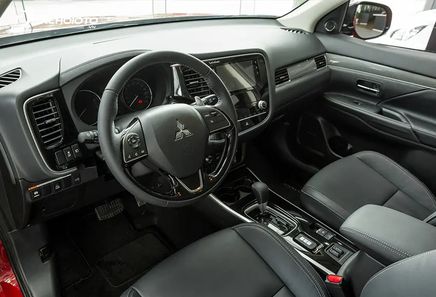 Khu vực lái xe Mitsubishi Outlander 2020 kế thừa gần như toàn bộ thiết kế của “người tiền nhiệm”