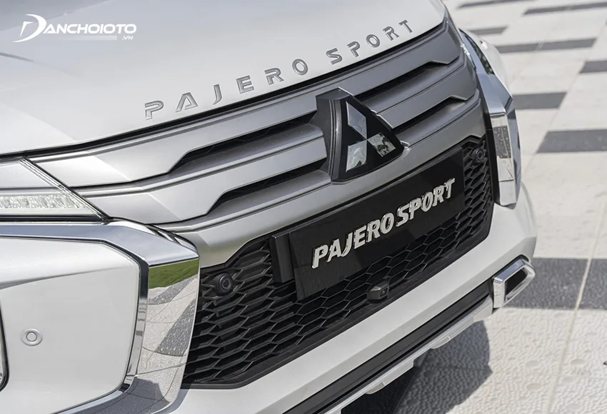 Lưới tản nhiệt Pajero Sport 2024 tái thiết kế mạnh mẽ và sang trọng hơn trước