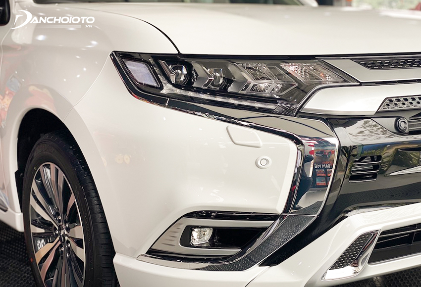 Mitsubishi Outlander 2.0 Premium 2024 được trang bị đèn full LED
