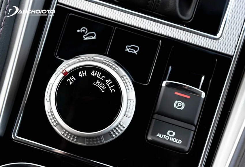 Ở bản Mitsubishi Pajero Sport 4x4 có vi sai trung tâm và khoá vi sau cầu sau cho khả năng di chuyển linh hoạt