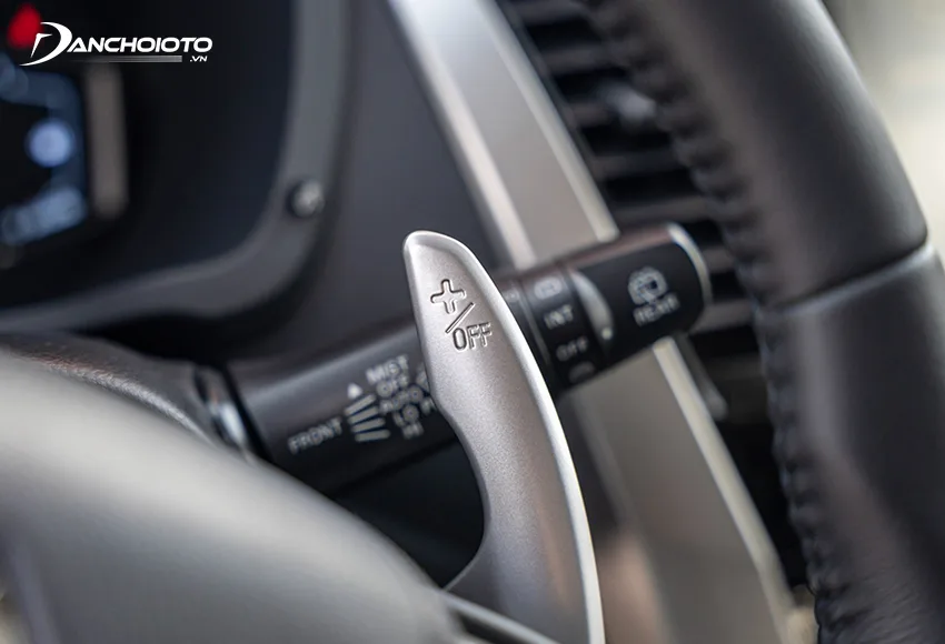 Pajero Sport 2020 được trang bị lẫy chuyển số sau vô lăng