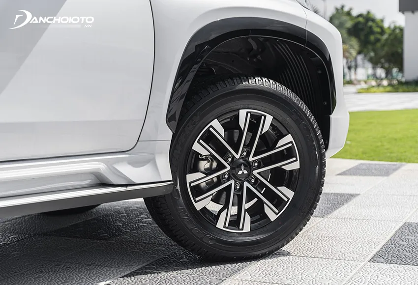 Pajero Sport facelift 2024 vẫn dùng mâm kích thước 18 inch nhưng kiểu dáng 6 chấu hoàn toàn mới