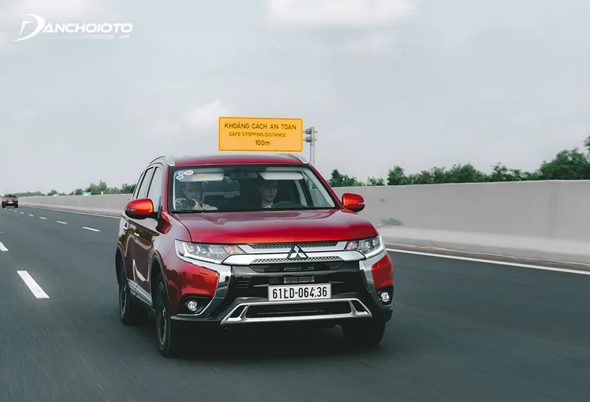 Ra đường lớn, khả năng tăng tốc Outlander ở mức ổn, không quá bốc