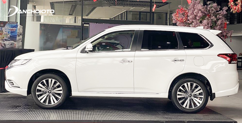 Thân xe Mitsubishi Outlander 2024 trông rất trường dáng và săn chắc