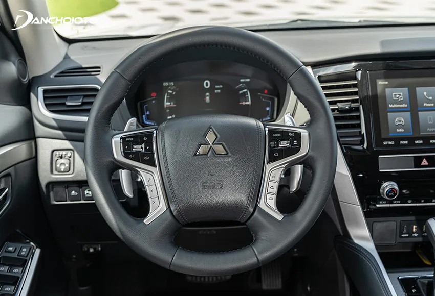 Vô lăng Pajero Sport facelift 2020 vẫn kiểu 4 chấu nam tính như trước nhưng có sự bổ sung và tinh chỉnh thiết kế các phím chức năng